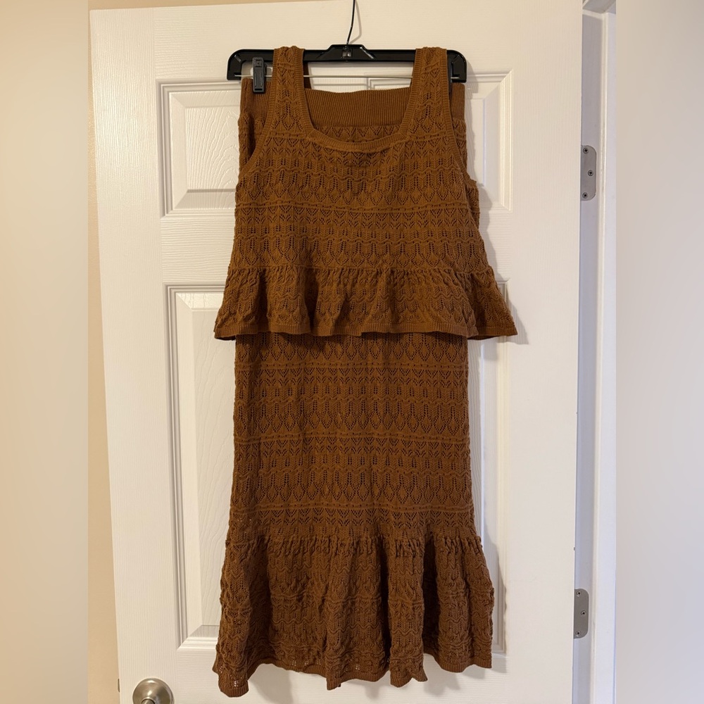 House of Harlow size small. Brown knit top n skirt